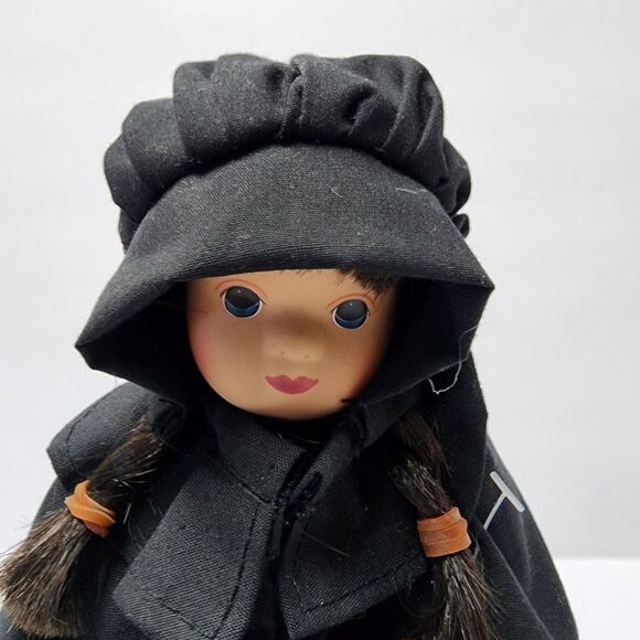 Vintage Springfield Amish Girl Doll 9.5" Holding A Quilt - Picture 3 of 7